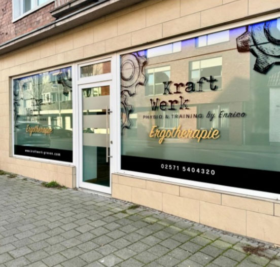 Fensterfront einer Praxis mit Aufschrift Kraft Werk Physio Training und Ergotherapie