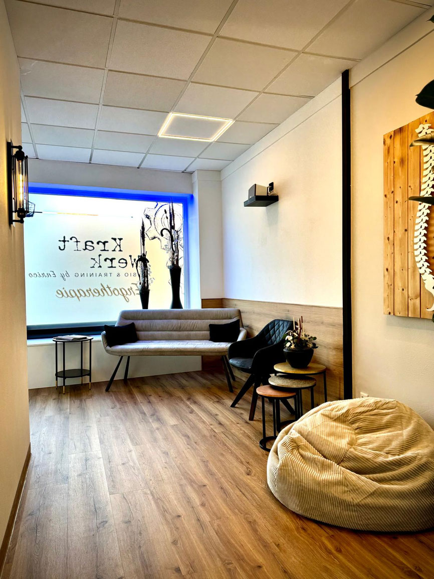 Heller Warteraum mit Holzboden, Sofa, Stühlen, Sitzsack und Wirbelsäulenmodell